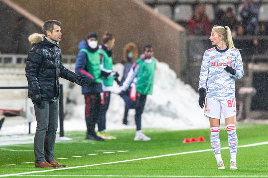 Head coach Jens Scheuer of Bayern Munich talks to Sofia