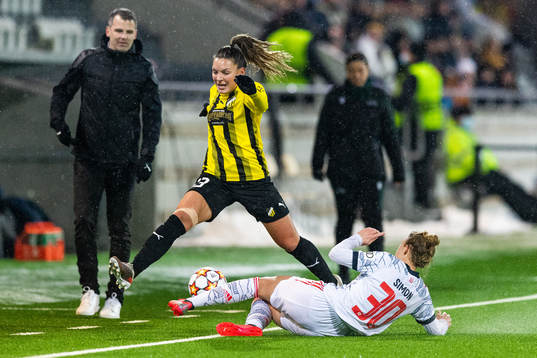 Johanna Rytting Kaneryd of Häcken and Carolin Simon of