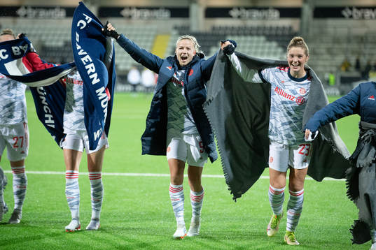 Hanna Glas and Karolina Lea Vilhjalmsdottir  of Bayern