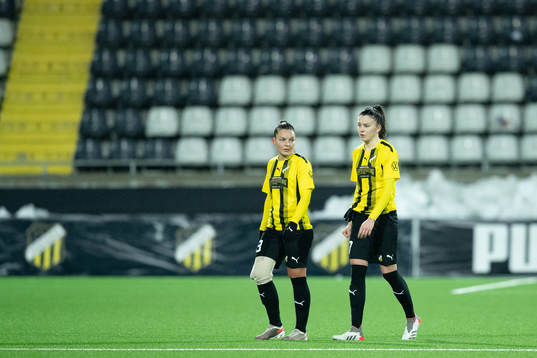 Johanna Rytting Kaneryd and Anna Julia Csiki looks dejected
