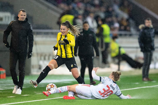 Johanna Rytting Kaneryd of Häcken and Carolin Simon of