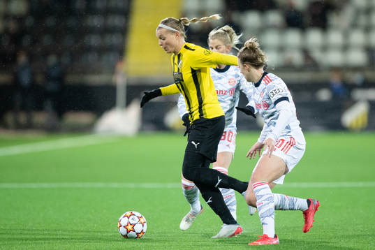Stine Larsen of Häcken and Sofia Jakobsson and Carolin