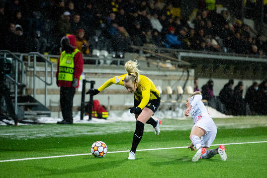 Stina Blackstenius of Häcken and Linda Dallmann of Bayern