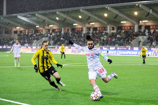 Milica Mijatovic of Häcken and Lina Magull of Bayern Munich