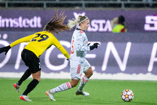 Mille Gejl Jensen of Häcken and Hanna Glas of Bayern Munich