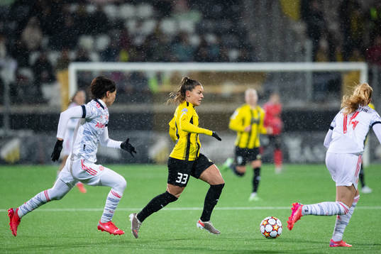 Saki Kumagai of Bayern Munich and Johanna Rytting Kaneryd