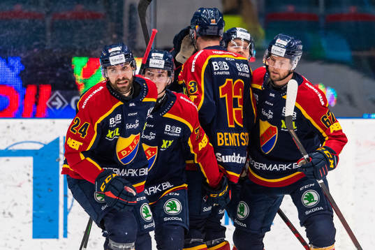 Djurgårdens Ludvig Rensfeldt jublar med lagkamrater