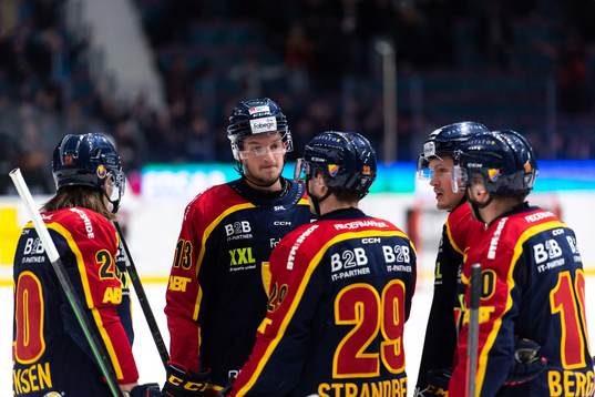 Djurgårdens Rasmus Bengtsson i samtal med lagkamrater
