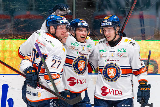 Växjös Glenn Gustafsson (m) jublar med lagkamrater