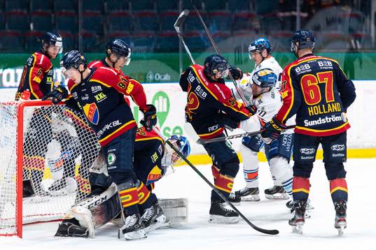 Djurgårdens Ludvig Hedström och Växjös Richard Gynge i
