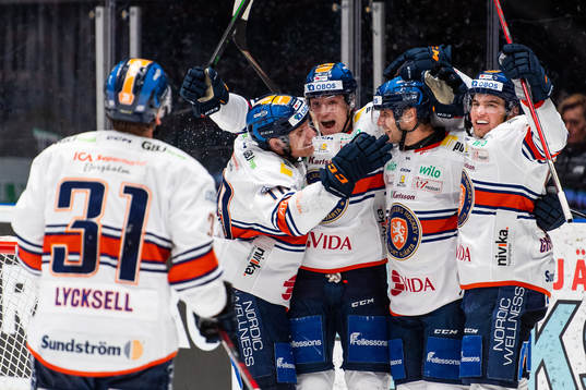 Växjös Tobias Rieder jublar med lagkamrater
