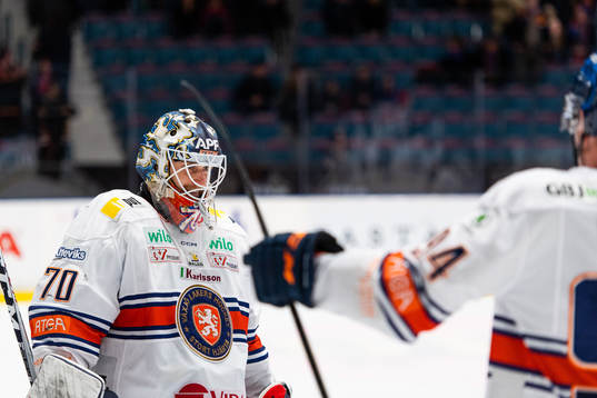 Växjös målvakt Adam Åhman jublar med lagkamrat