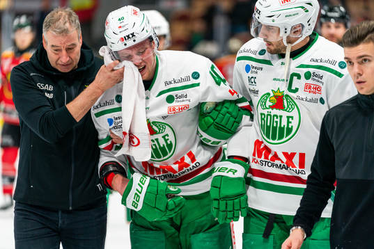 Rögles Oskar Stål Lyrenäs får vård och hjälps av