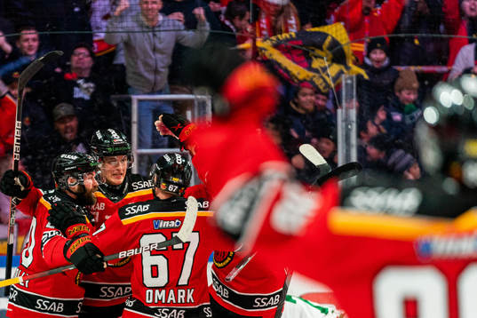 Luleås Julius Honka och Linus Omark jublar med lagkamrater