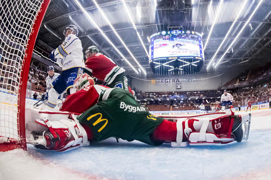 Leksands Max Veronneau och Frölundas Viktor Ekbom och
