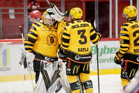 Skellefteås målvakt Strauss Mann jublar med lagkamrater