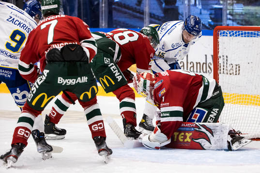 Leksands Max Veronneau och Frölundas målvakt Niklas Rubin