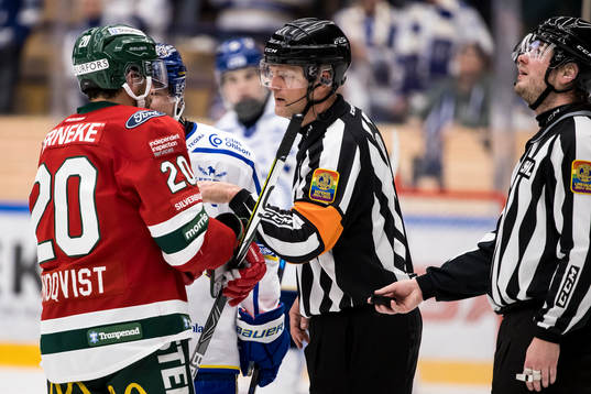 Frölundas Joel Lundqvist och Domare Mikael Nord