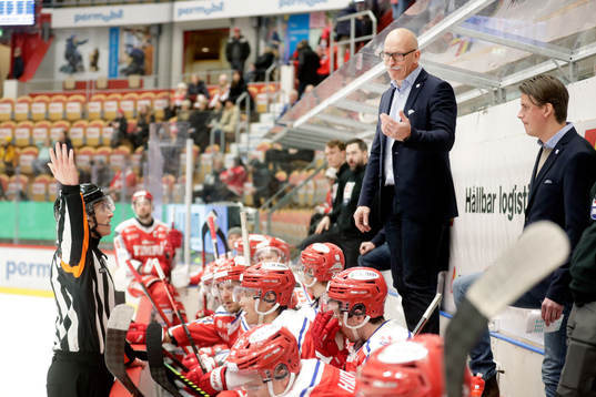 Timrås tränare Fredrik Andersson i diskussion med domare