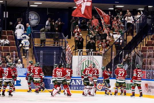 Frölundas spelarna jublar