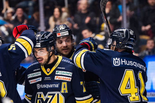 s Tyler Vesel och lagkamrater jublar