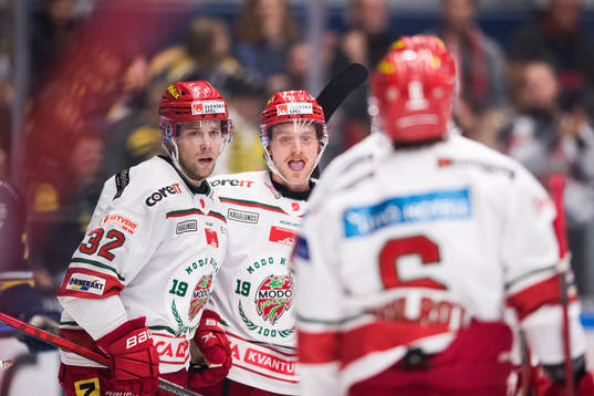 Modos Markus Modigs med lagkamrater jublar