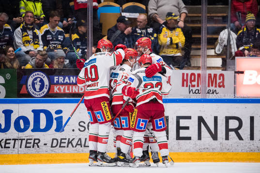 Modos Pontus Näsén med lagkamrater jublar