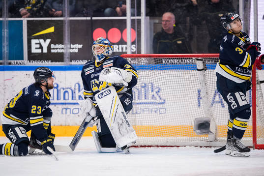 s Daniel Norbe och målvakt Filip Larsson deppar 2-2