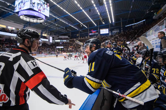 s Tyler Vesel diskuterar med domaren