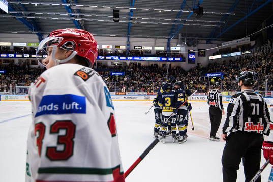 s Daniel Norbe jublar med lagkamraterna