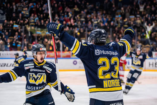 s Daniel Norbe och Daniel Bertov jublar
