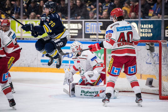 s Marcus Davidsson och Modos målvakt Tex Williamsson