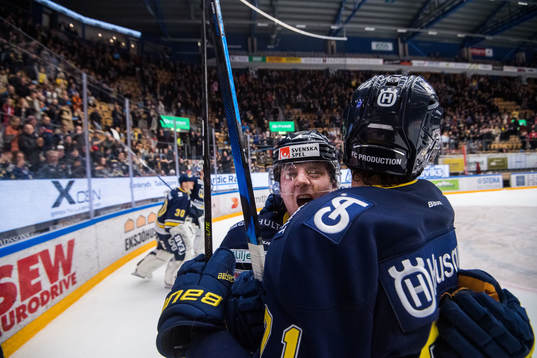 s Emil Andrae och Tyler Vesel jublar