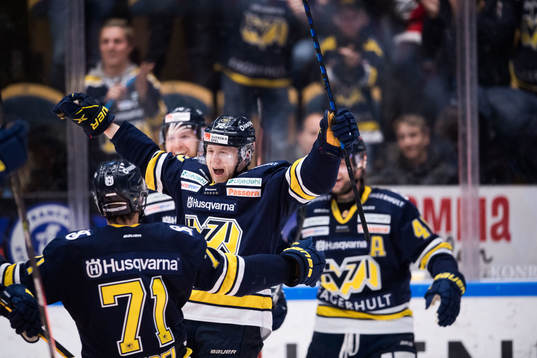 s Jonathan Davidsson jublar