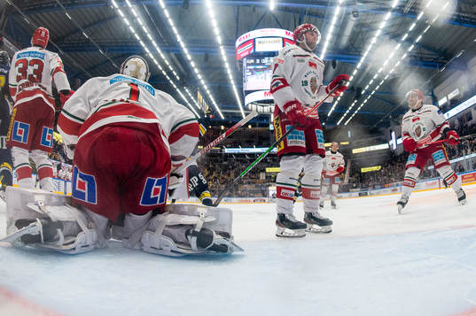 Modos målvakt Tex Williamsson och Pontus Näsén deppar