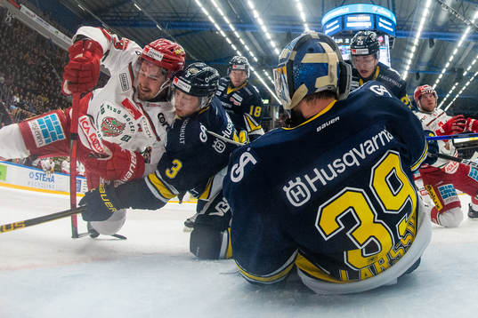 s Daniel Bertov framför målvakt Filip Larsson