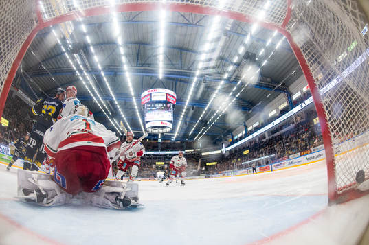 s Daniel Norbe (ej i bild) gör 3-3 bakom Modos målvakt