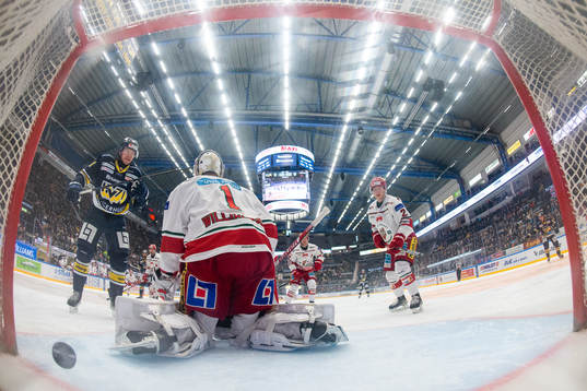 s Tyler Vesel (ej i bild) gör 1-1 på Modos målvakt Tex