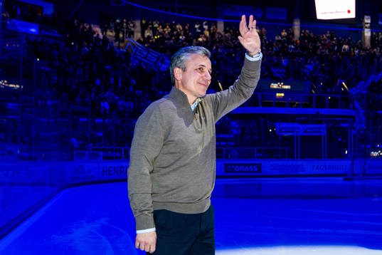 s assisterande tränare Fredrik Stillman hyllas
