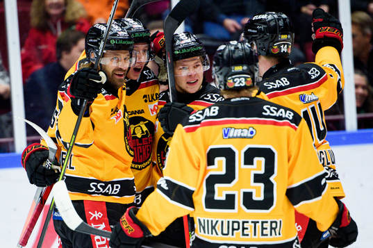 Luleås spelare jublar med Kim Johansson