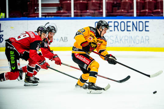 Luleås Olli Nikupeteri mot Malmö Redhawks Eric Engstrand