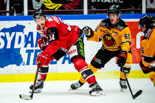 Malmö Redhawks Carl Söderberg mot Luleås Julius Honka