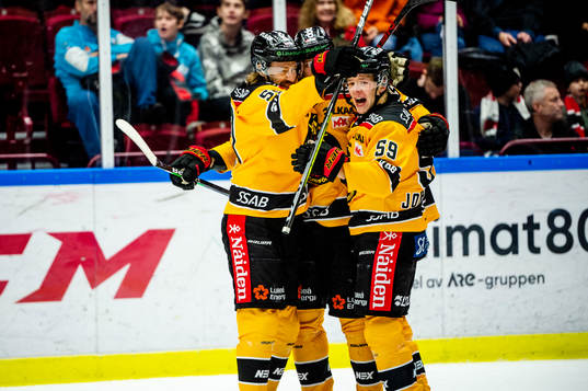Luleås Kim Johansson jublar med lagkamraterna