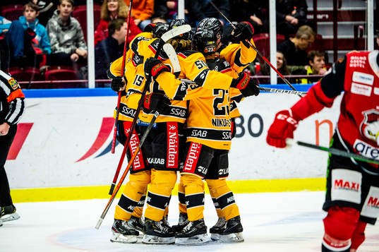 Luleås Kim Johansson jublar med lagkamraterna