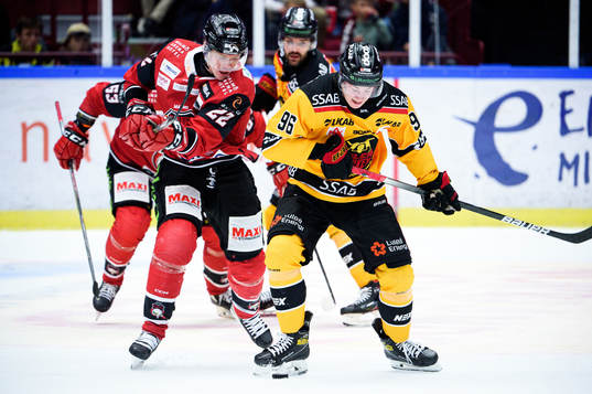 Malmö Redhawks Lars Bryggman och Luleås Pontus Andreasson