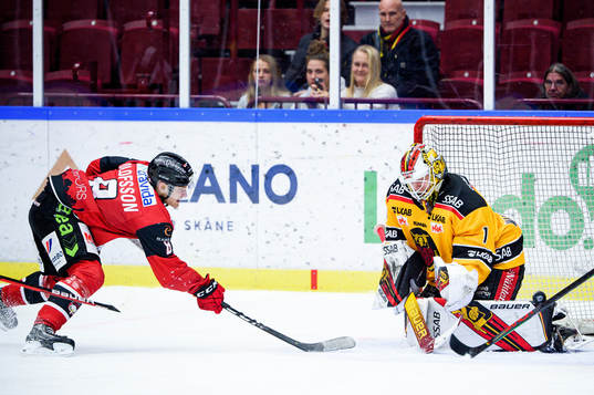 Malmö Redhawks Johan Olofsson och Luleås målvakt Jesper