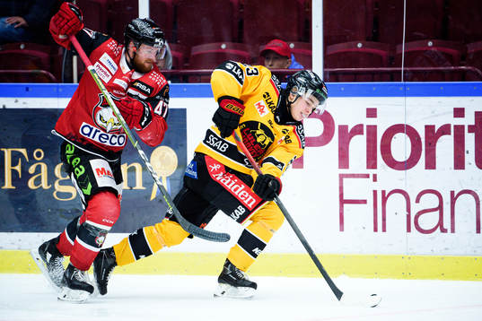 Malmö Redhawks Joakim Ryan och Luleås Olli Nikupeteri
