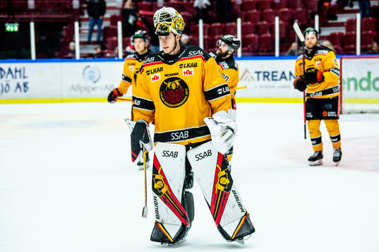 Luleås målvakt Jesper Wallstedt deppar med lagkamraterna