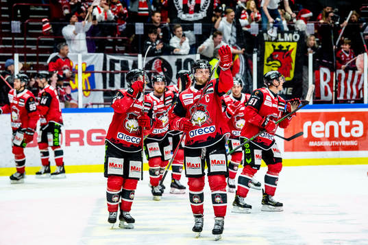 Malmö Redhawks Carl Söderberg jublar med lagkamraterna
