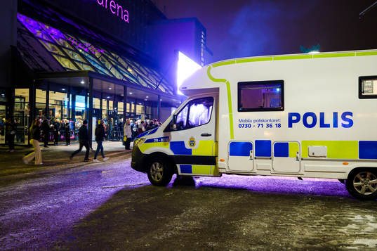 Polisbil utanför Löfbergs Arena